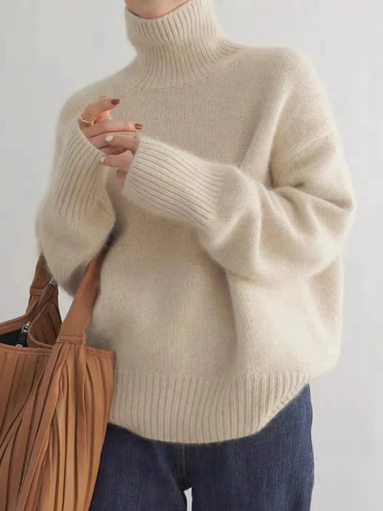 Suéter de cuello alto NOEMI de Veyro Madrid en color beige, hecho de lana pura, con diseño de punto grueso para otoño e invierno.
