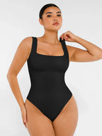 Body de canalé con escote cuadrado de Veyro Madrid, prenda ajustada y sin costuras en color negro.