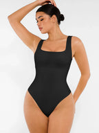 Body de canalé con escote cuadrado de Veyro Madrid, prenda moldeadora sin costuras en color negro, visible en la imagen.