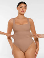 Cuerpo de canalé con escote cuadrado de Veyro Madrid, ajuste ceñido y diseño sin costuras en color neutro.