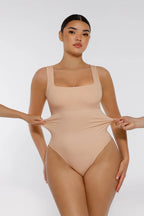 Body de canalé con escote cuadrado de Veyro Madrid, prenda ajustada y sin costuras, en color negro, para moldear y realzar la figura.