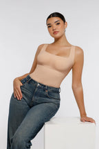 Body de canalé con escote cuadrado de Veyro Madrid, vestido ajustado y sin costuras en color neutro.