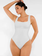 Cuerpo de canalé con escote cuadrado de Veyro Madrid, ajustado y sin costuras, en color blanco, diseñado para moldear la figura.