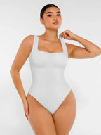 Body de canalé con escote cuadrado de Veyro Madrid, prenda ajustada y sin costuras en color blanco.