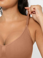 Body suit moldeador con espalda baja de Veyro Madrid, ajustado y sin costuras para moldear la figura y comodidad.