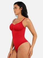 Body suit moldeador con espalda baja de Veyro Madrid, ajuste sin costuras y control de abdomen, en color rojo.