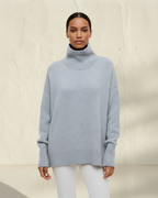 Suéter minimalista de cuello alto Andrea de Veyro Madrid, en color neutro, tejido suave y diseño elegante para mujer.