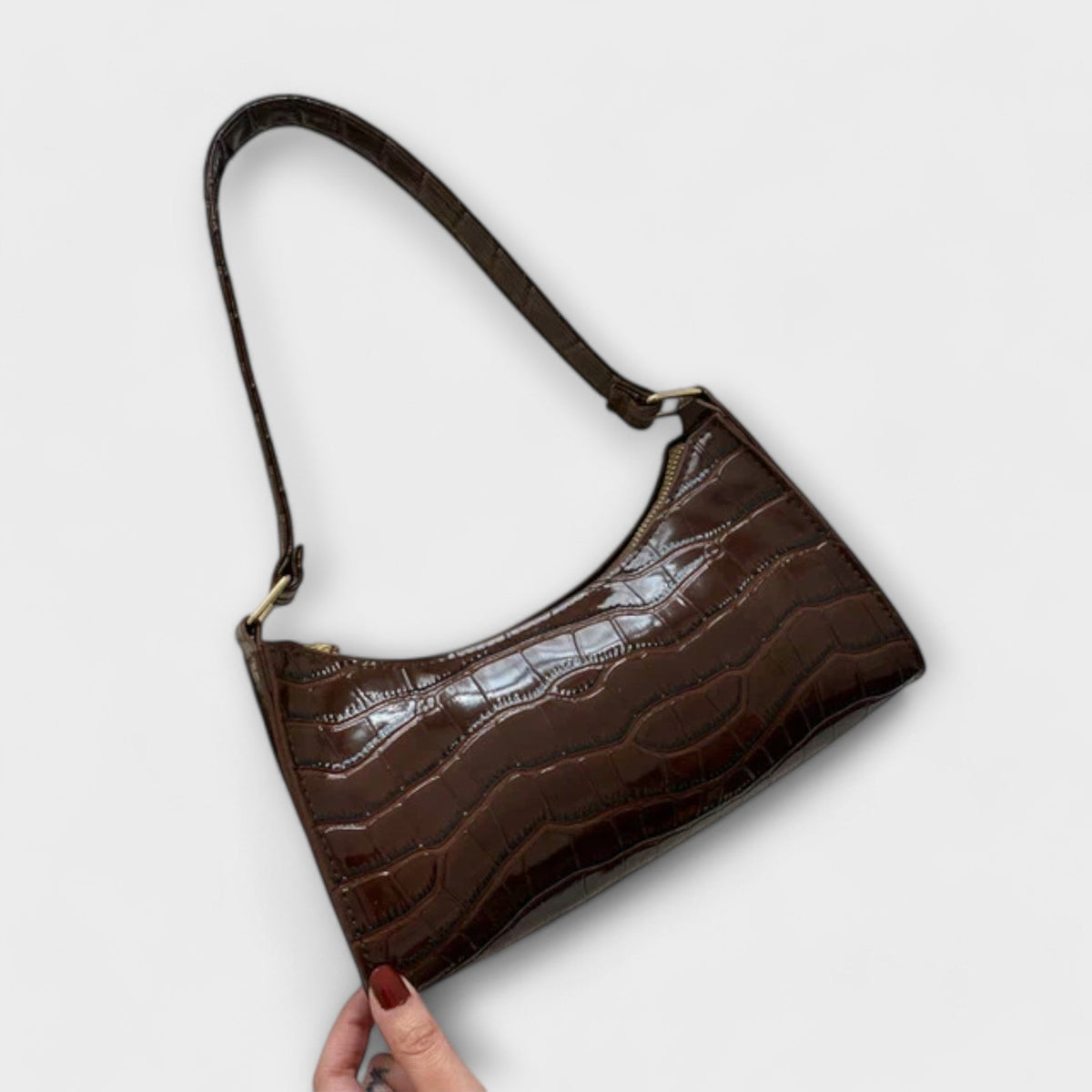 Bolso de cuero Silvina de Veyro Madrid, en color marrón, con asas cortas y detalles de costura visible, sobre fondo neutro.