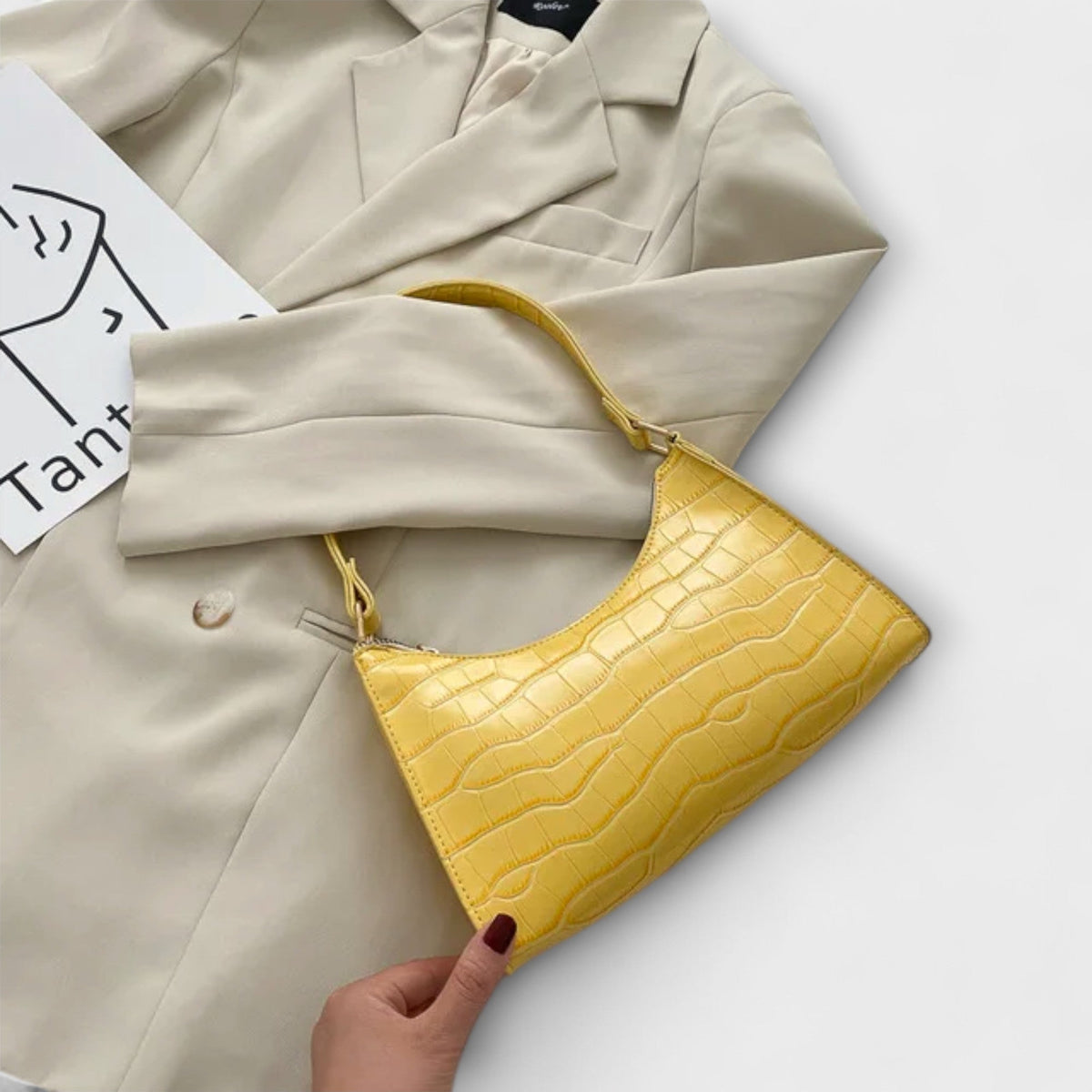Bolso de cuero Silvina de Veyro Madrid, bolso elegante con asas y cierre metálico en color marrón.