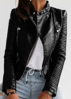Chaqueta de cuero rosa de temporada de Veyro Madrid, con diseño moderno y detalles elegantes en la imagen.