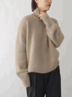 Suéter de cuello alto Veyro Madrid Noemi en color kaki, tejido suave y cómodo, ideal para el invierno.