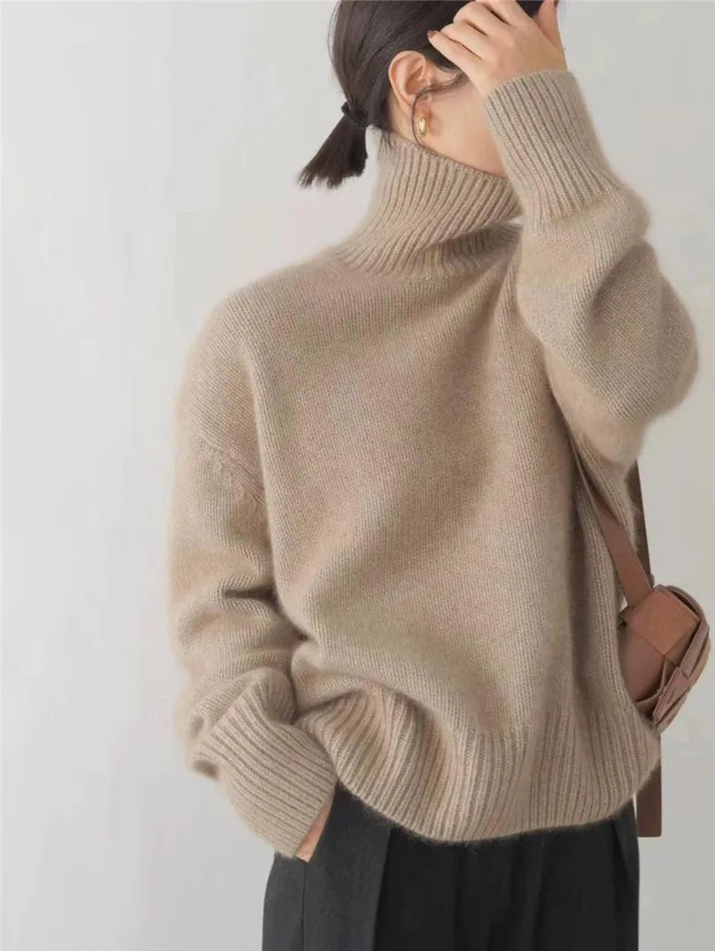Suéter de cuello alto Noemi de Veyro Madrid en color kaki claro, tejido de lana suave y cómodo.