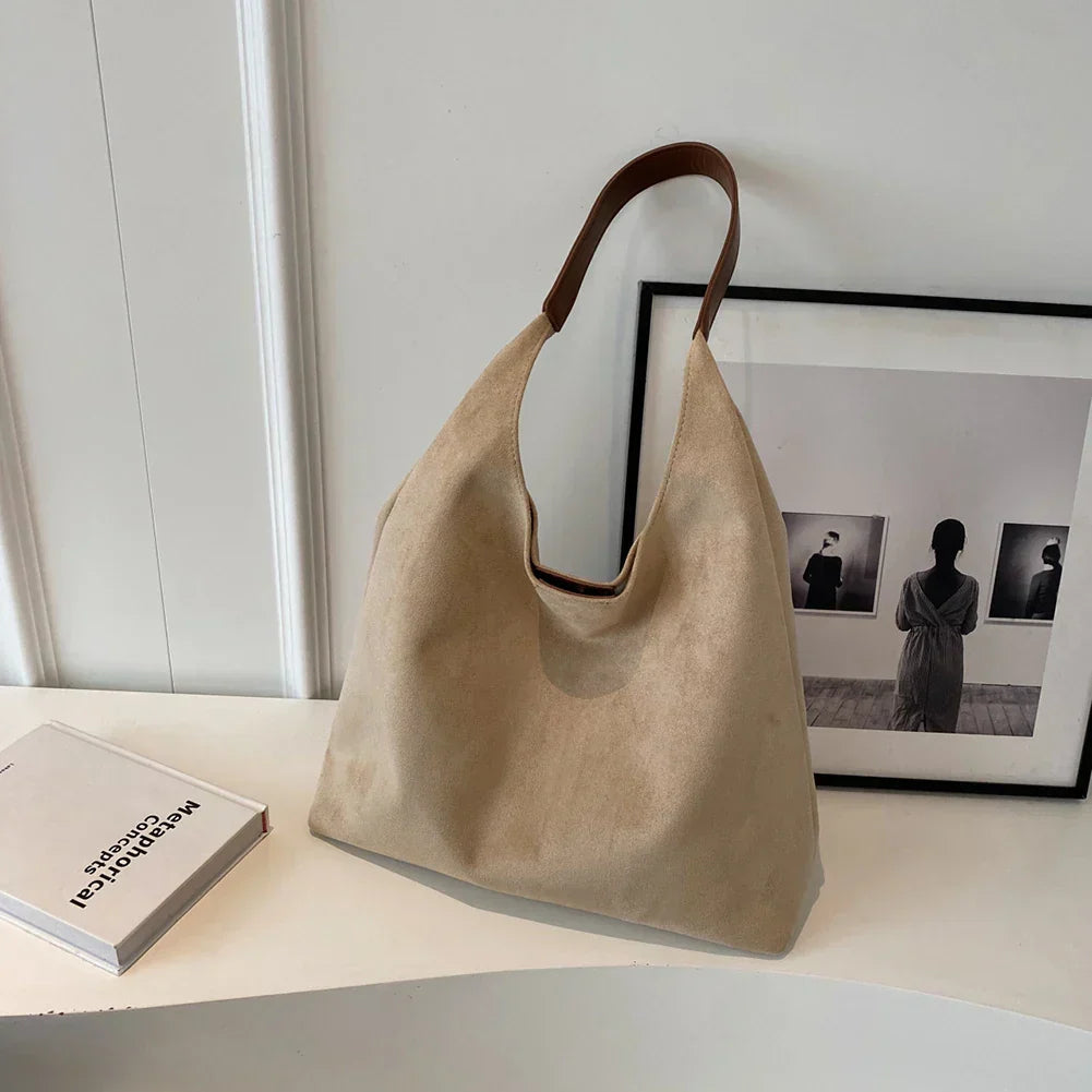 Bolso de ante Veyro Madrid LOLA con asa, diseño elegante y moderno en color neutro, vista lateral del bolso.