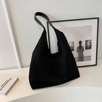 Bolso de ante Lola Veyro Madrid con asa, en color marrón claro y diseño elegante, sobre fondo neutro.