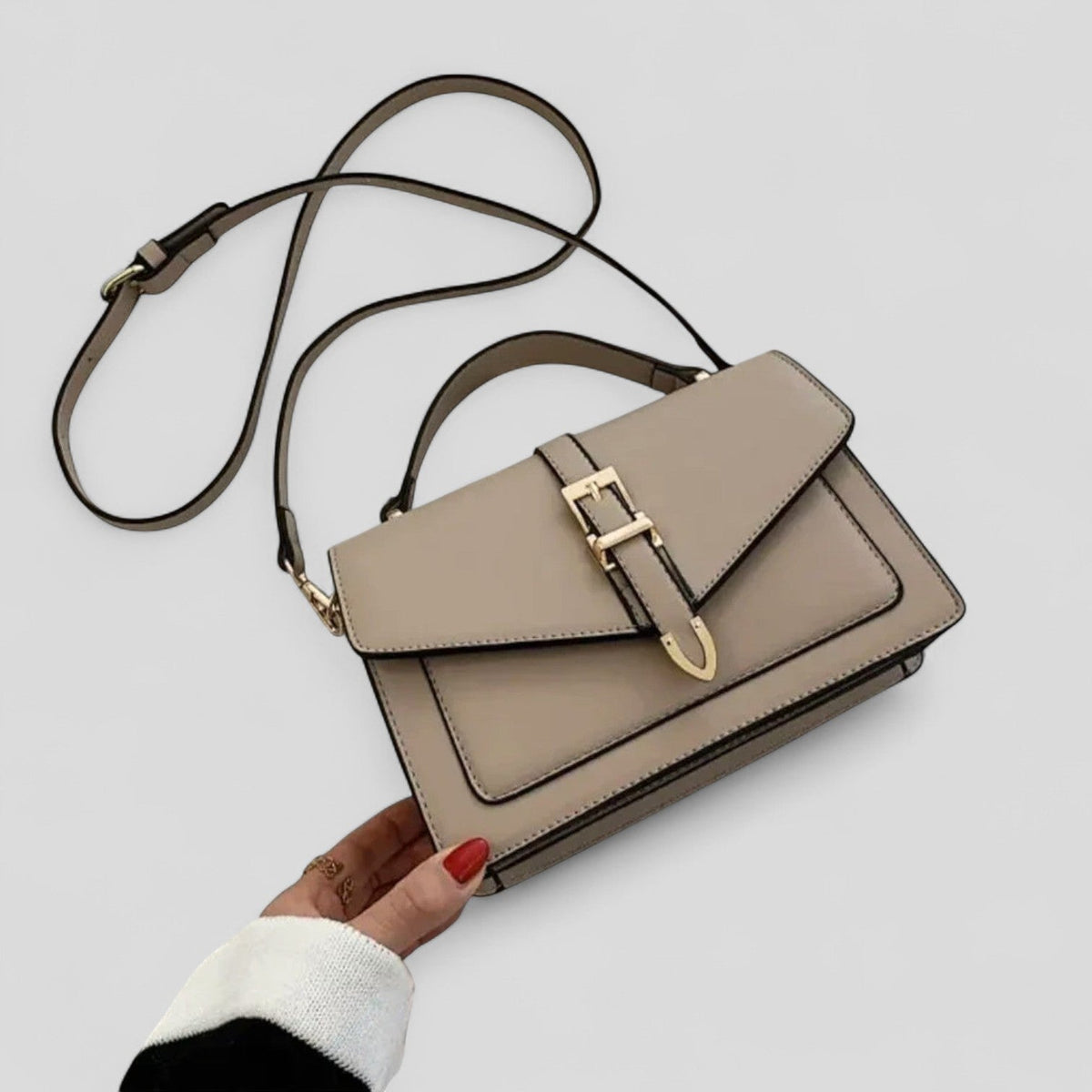Bolso de piel Norka de Veyro Madrid, diseño elegante y compacto con asas y acabado en piel de alta calidad.