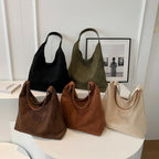 Bolso de ante con asa de la marca Veyro Madrid, estilo elegante y moderno, en color neutro.