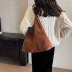 Bolso de ante Veyro Madrid LOLA con asa, diseño elegante y moderno en color neutro, detalles de costura visibles.