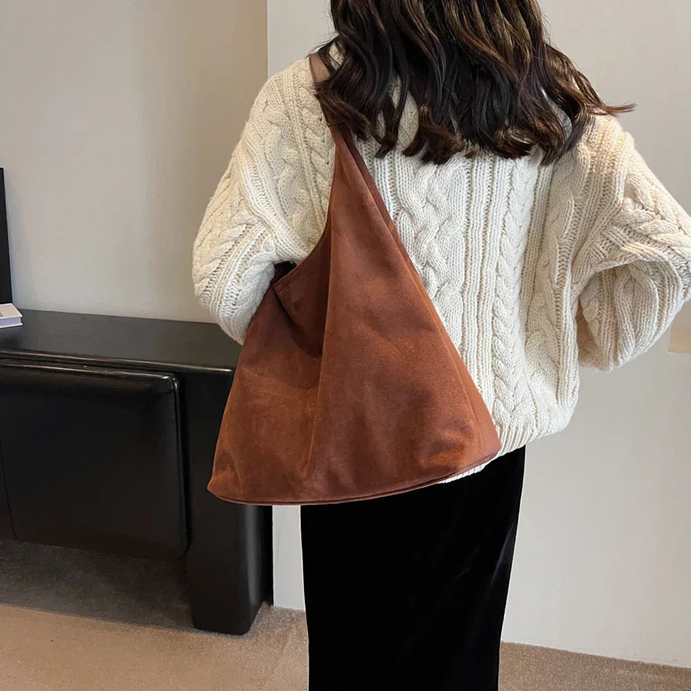 Bolso de ante Veyro Madrid LOLA con asa, diseño elegante y moderno en color neutro, detalles de costura visibles.