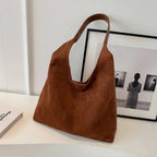 Bolso de ante Veyro Madrid LOLA con asa, diseño elegante y moderno en color neutro, ideal para ocasiones casuales y formales.