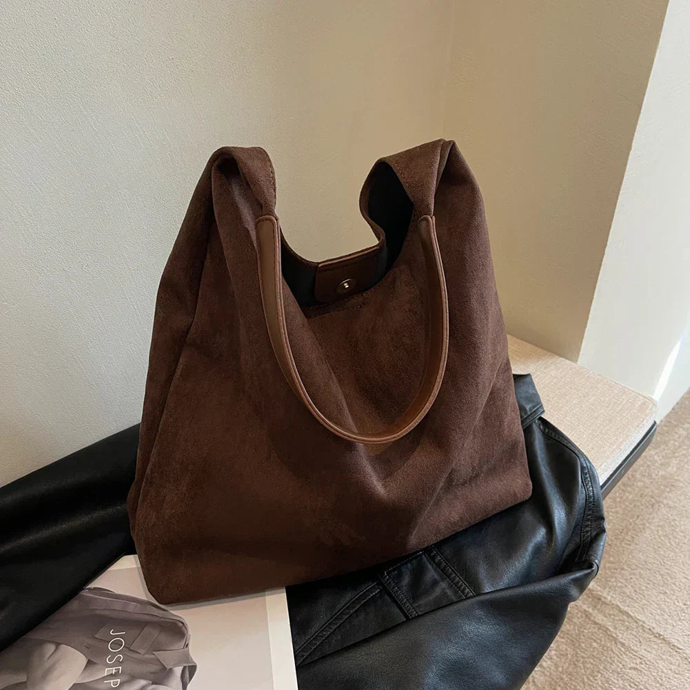 Bolso de ante con asa de la marca Veyro Madrid, diseño elegante y moderno en color neutro.