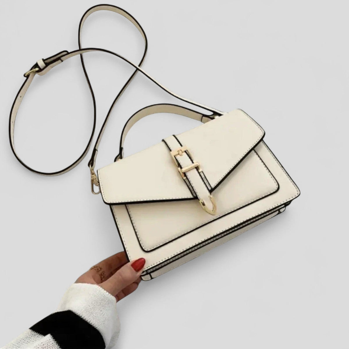 Bolso de piel Norka de Veyro Madrid, bolso de mano con detalles elegantes y cierre, en color negro.