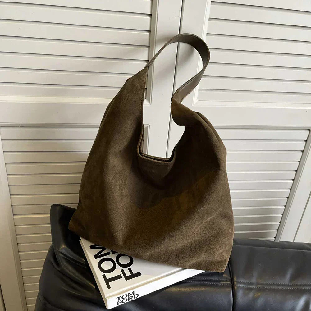 Bolso de ante Veyro Madrid Lola con asa, diseño elegante y moderno en color neutro, detalles de textura suave.