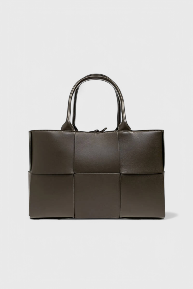 Bolso de compras Bronte de Veyro Madrid, hecho a mano con tejido entrelazado, en tonos naturales y diseño elegante.