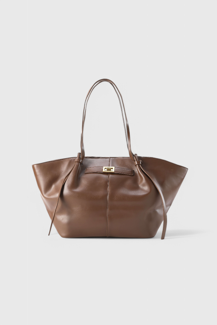 Bolso Clio con estructura clásica de Veyro Madrid, en color negro y con detalles elegantes en cuero.