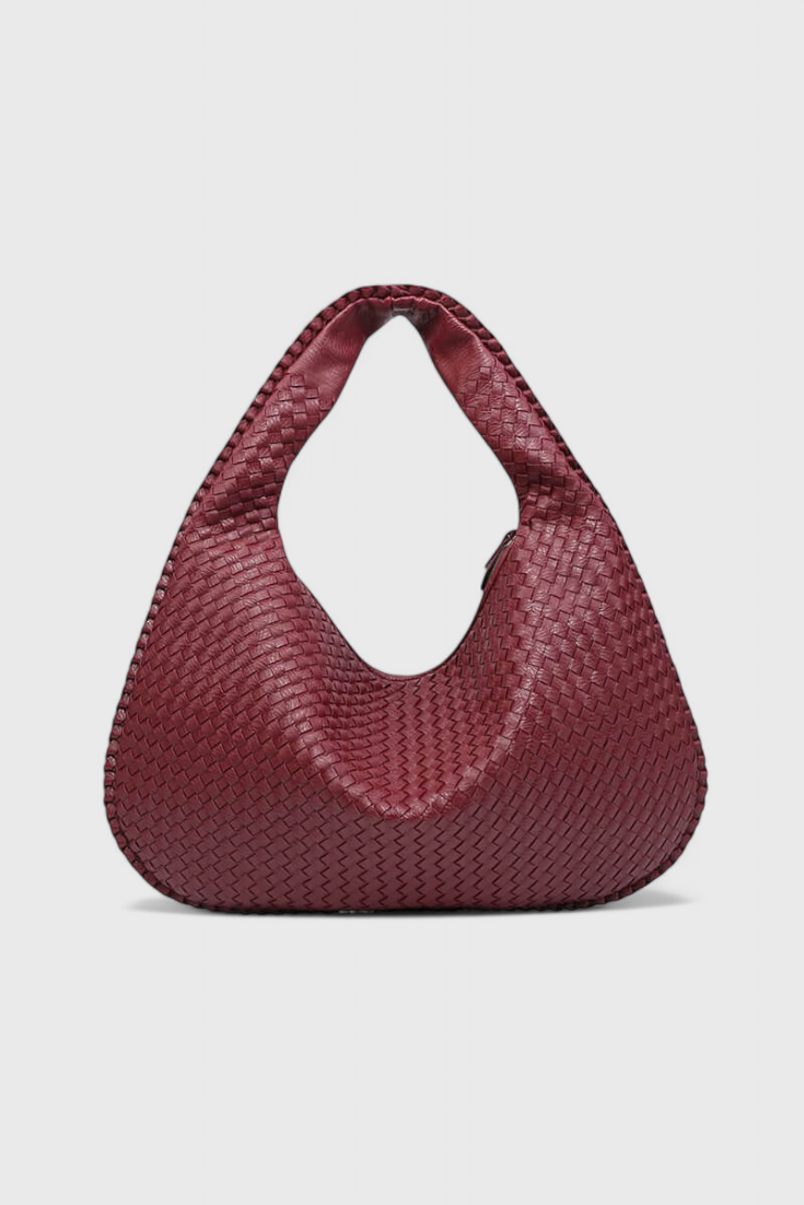 Bolso de hombro tejido Tilly de Veyro Madrid con diseño entrelazado y amplia capacidad para uso diario.