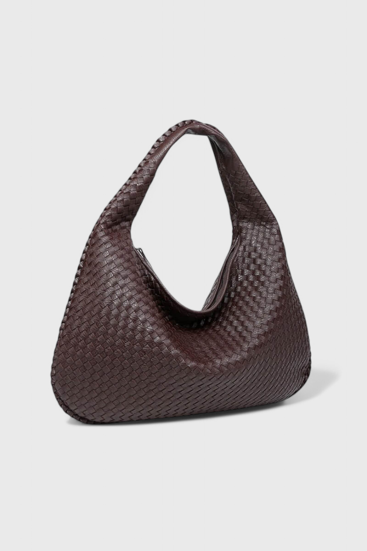 Bolso de hombro tejido Tilly de Veyro Madrid, estilo amplio y moderno con detalles en tejido natural.