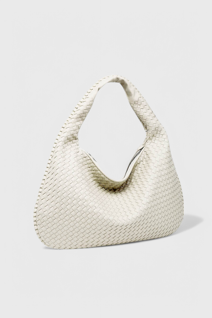 Bolso de hombro tejido Tilly de Veyro Madrid, grande y elegante en estilo entrelazado, con asa larga y detalles en tonos neutros.