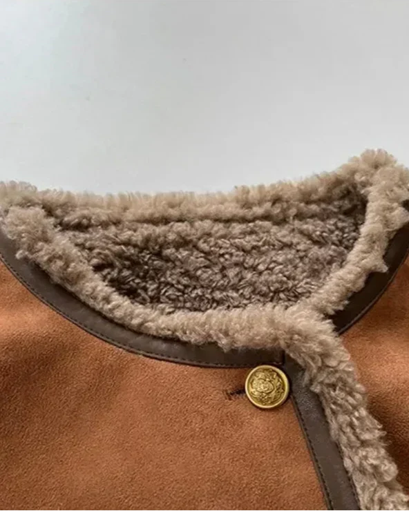 Chaqueta de piel de oveja Veyro Madrid para mujer, con diseño de invierno, cuello redondo y estilo recto en color sólido.