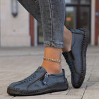 Zapatillas elegantes Veyro Madrid Nila con cierre práctico y diseño moderno, en color neutro, en una superficie blanca.
