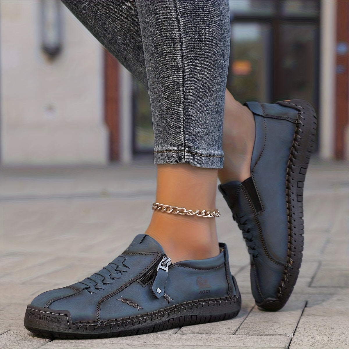 Zapatillas elegantes Veyro Madrid Nila con cierre práctico y diseño moderno, en color neutro, en una superficie blanca.