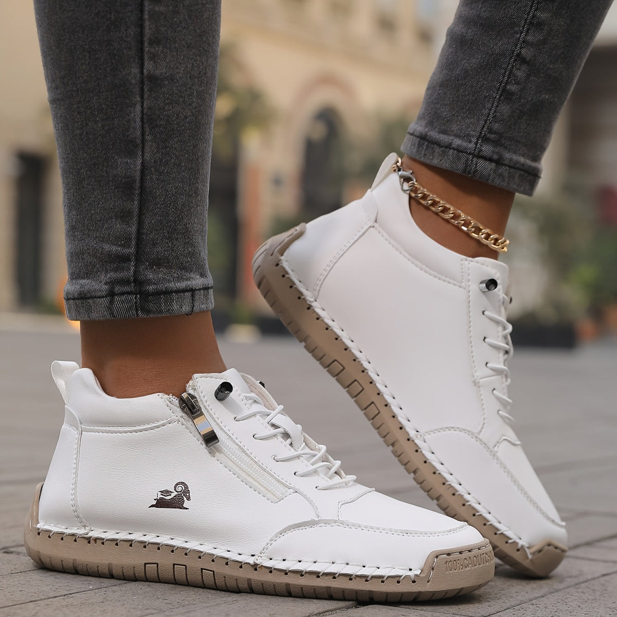 Zapatillas ortopédicas Mila de Veyro Madrid con cremalleras, diseño cómodo y soporte para los pies, en color neutro.