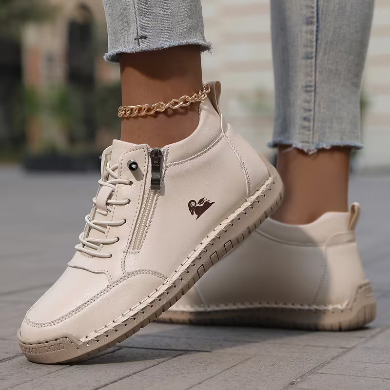 Zapatillas ortopédicas Mila de Veyro Madrid con cremalleras, diseño cómodo y funcional para el bienestar del pie.