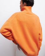 Suéter minimalista de cuello alto de Veyro Madrid, en color neutro, con diseño sencillo y elegante, mostrando el tejido y el cuello alto.