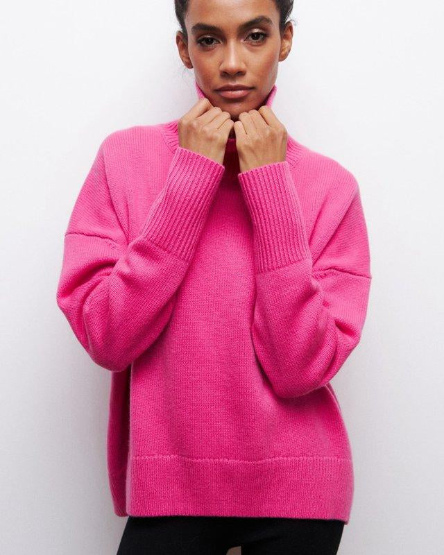 Suéter minimalista de cuello alto Andrea de Veyro Madrid, en color neutro, con diseño sencillo y elegante para mujer.