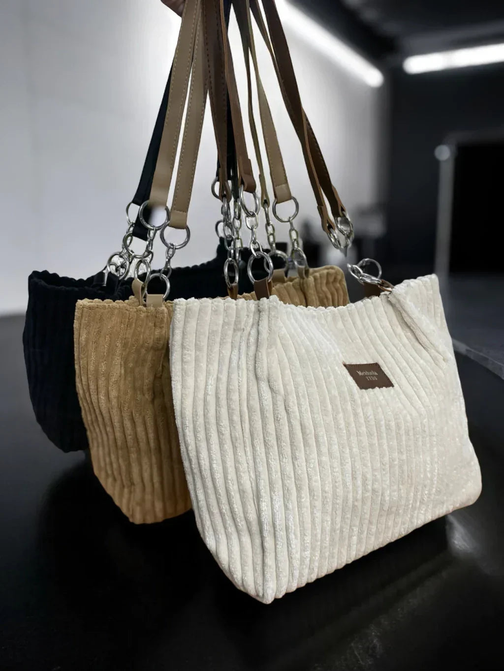 Bolso de pana Veyro Madrid con asas dobles, diseño en color castaña, con detalles de costura y acabado elegante.