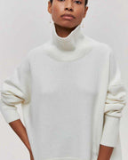 Suéter minimalista de cuello alto Veyro Madrid, en tono neutro, con diseño sencillo y elegante para mujer.