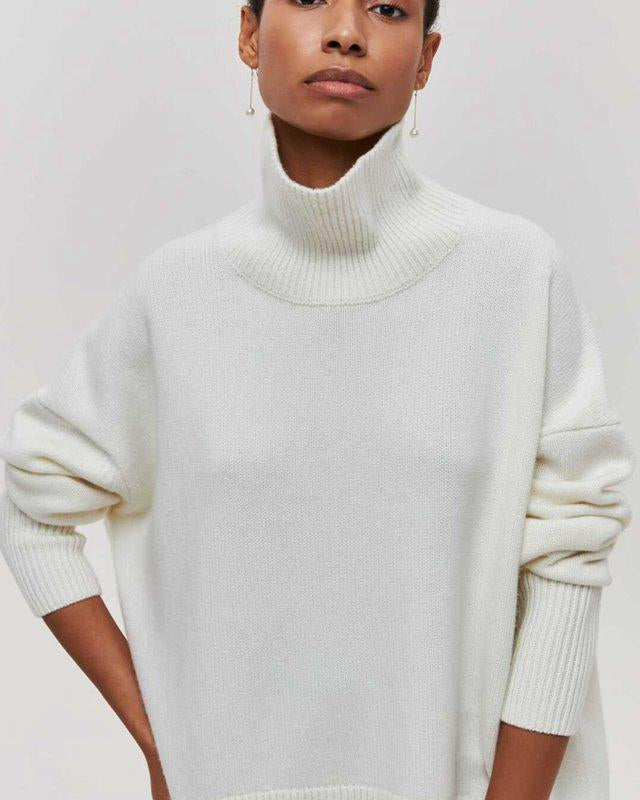 Suéter minimalista de cuello alto Veyro Madrid, en tono neutro, con diseño sencillo y elegante para mujer.
