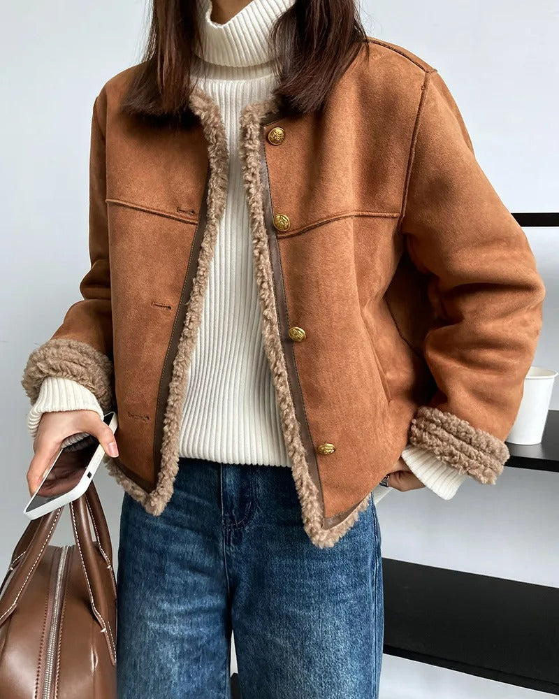 Chaqueta de piel de oveja Cora de Veyro Madrid, con acabado suave y diseño elegante, vista frontal en color natural.
