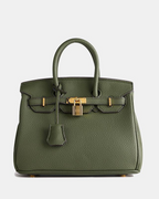 Bolso de cuero MILA de Veyro Madrid, elegante y compacto, con asas y cierre metálico en color dorado, visible en la imagen.