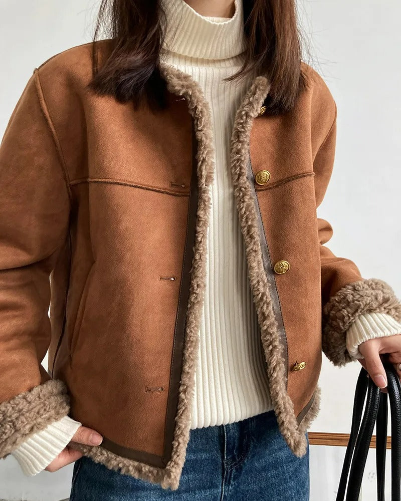 Chaqueta de piel de oveja CORA de Veyro Madrid, con textura suave y diseño elegante.