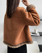 Chaqueta de piel de oveja CORA de Veyro Madrid, con acabado suave y detalles en piel auténtica, en color negro.