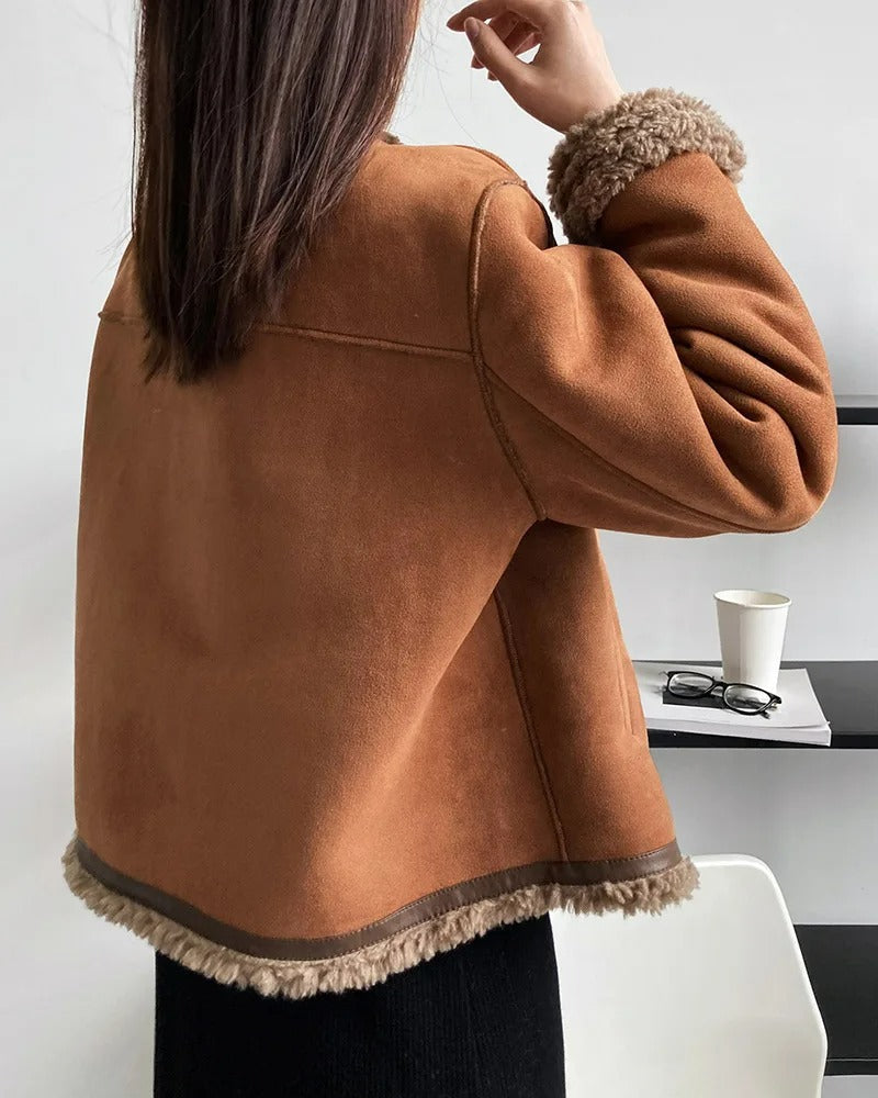 Chaqueta de piel de oveja CORA de Veyro Madrid, con acabado suave y detalles en piel auténtica, en color negro.