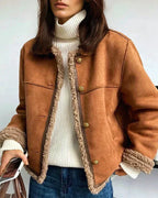 Chaqueta de piel de oveja CORA de Veyro Madrid, con textura suave y diseño elegante.