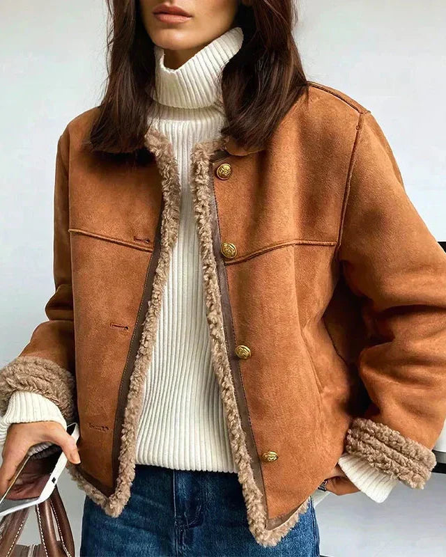 Chaqueta de piel de oveja CORA de Veyro Madrid, con textura suave y diseño elegante.