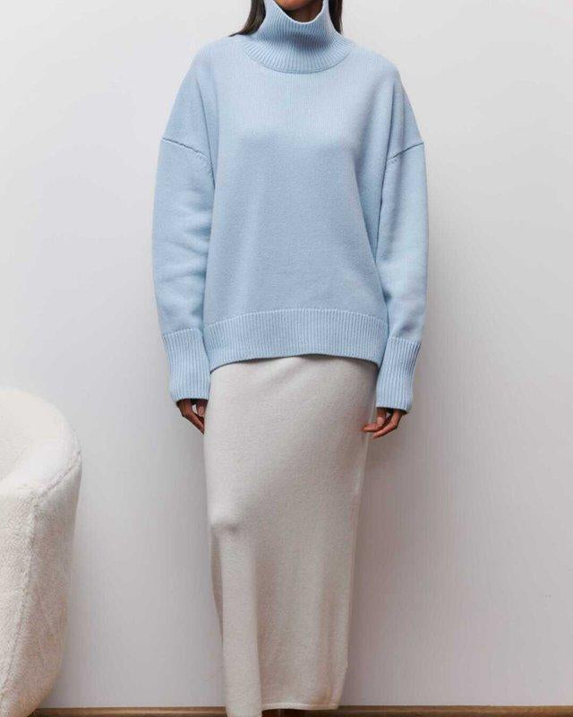 Suéter minimalista de cuello alto Andrea de Veyro Madrid, en color neutro, con diseño sencillo y elegante.