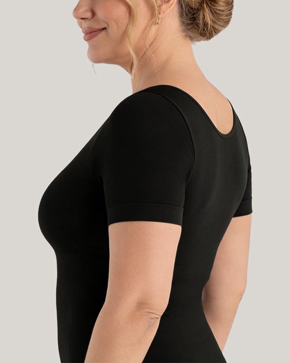 Camiseta moldeadora negra – Estilo camiseta con escote redondo y control de abdomen